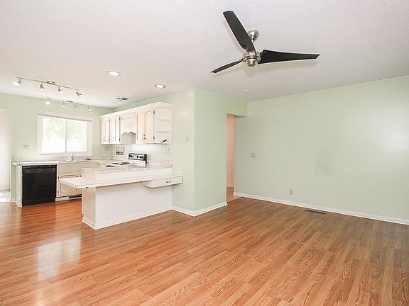 4th image of 210 N Park Dr