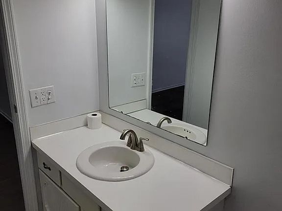 5th image of 2207 Park Ln #2207