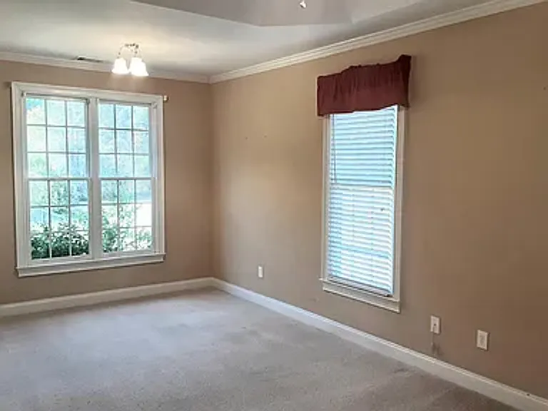 1070 Camden Park Dr — Photo 10