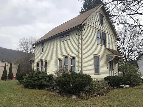 3 bed, 1.5 bath, 1670 sqft, $2,100 — Photo 2