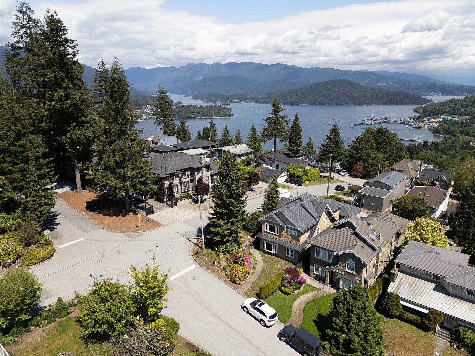 5512 Cambridge St, Burnaby, BC V5B 1C6 MLS R2884589 Zillow