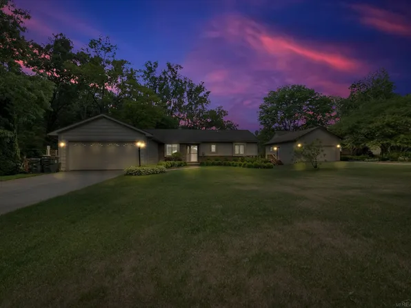1141 Heights Rd, Lake Orion, MI 48362