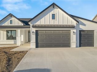 14627 Sutton Dr, Urbandale, IA 50310