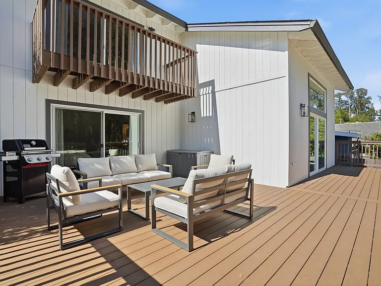 Huge newly built deck with patio set and Weber BBQ for entertaining day and night