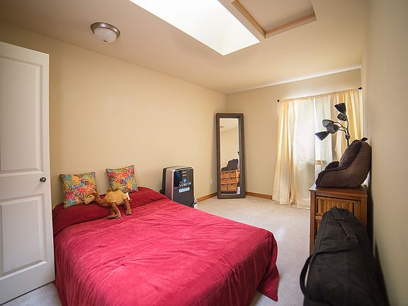 Bedroom 2 w/skylight