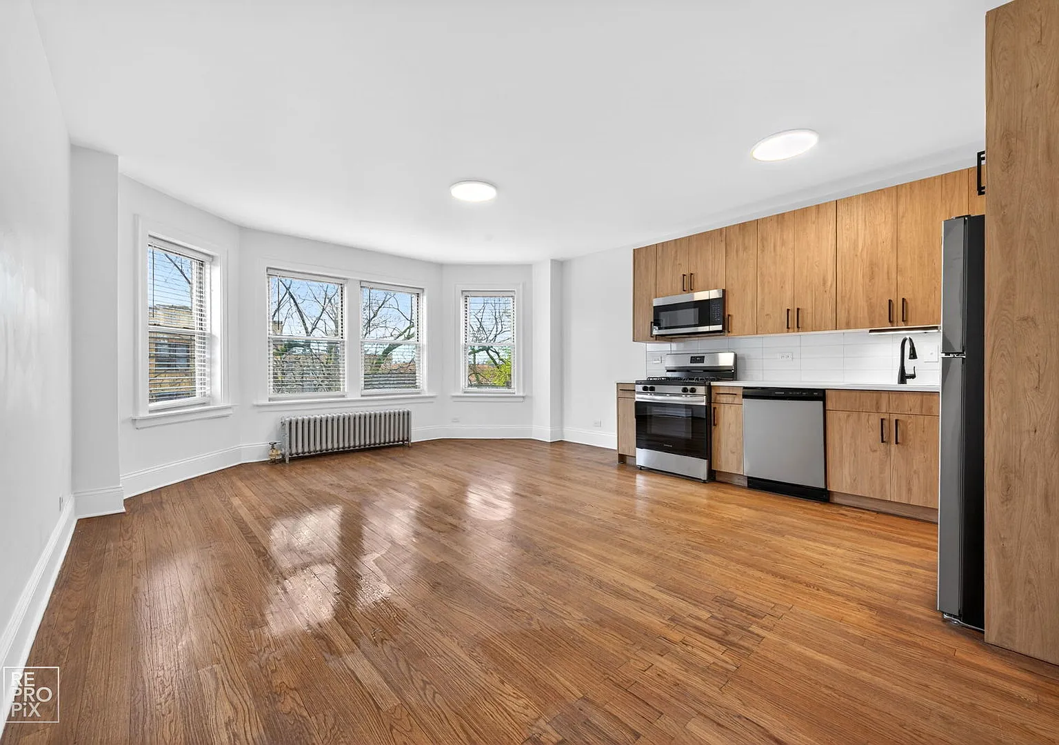 6308 N Artesian Ave — Photo 2