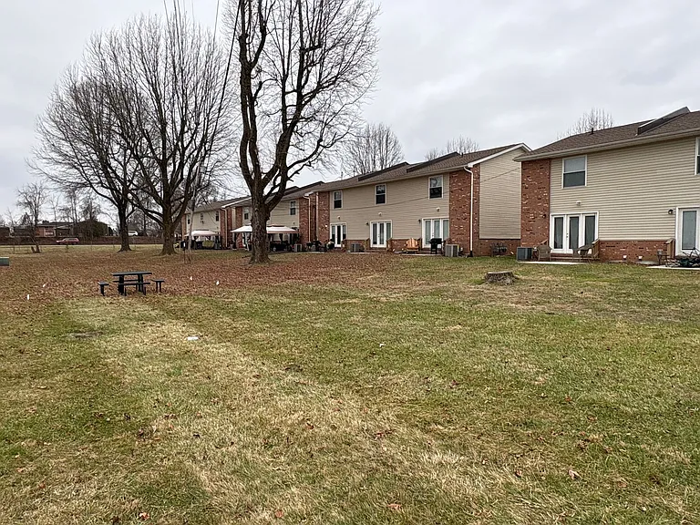 Evergreen Apartments & Townhouses in Belpre, OH — Photo 9