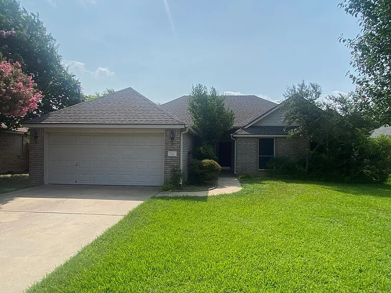 921 Westway Dr — Photo 1