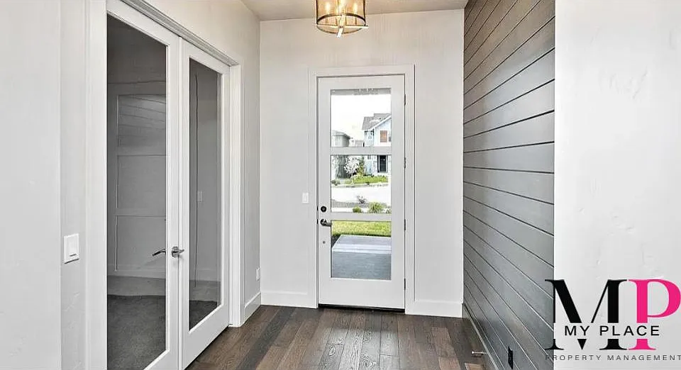 5 bed, 2.5 bath, 2778 sqft, $3,895 — Photo 3