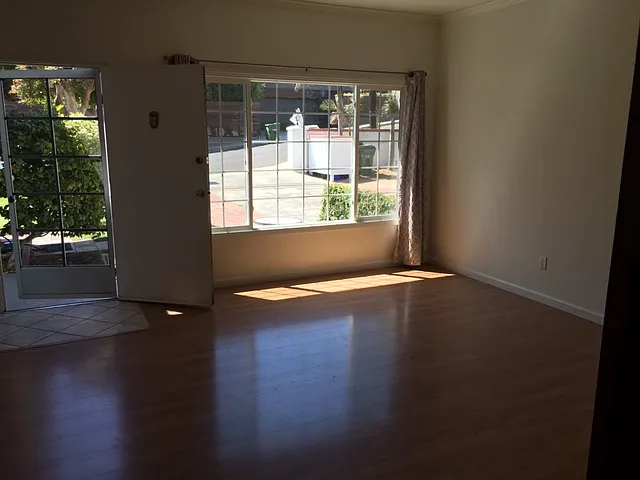 512 S Herrin St — Photo 2