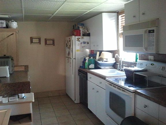 kitchen (now with oakwood cabinets)