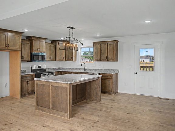 5th image of 137 Martha Cir