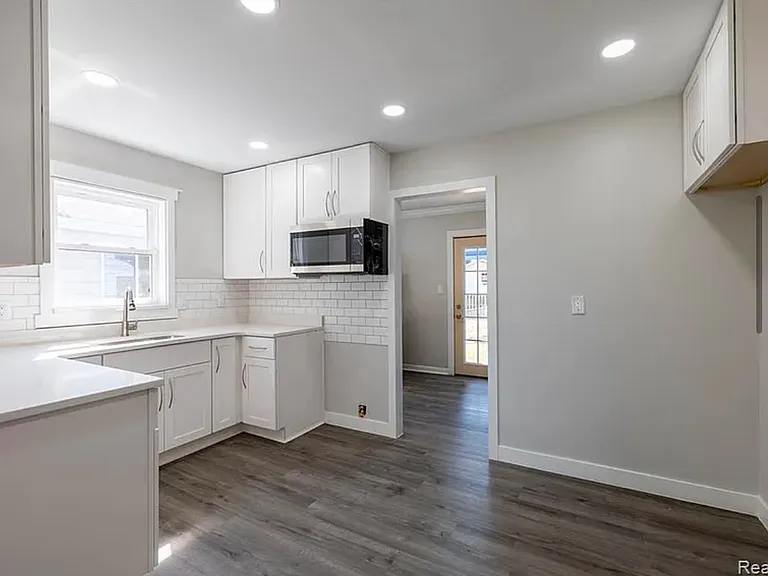8637 Robindale Ave — Photo 5