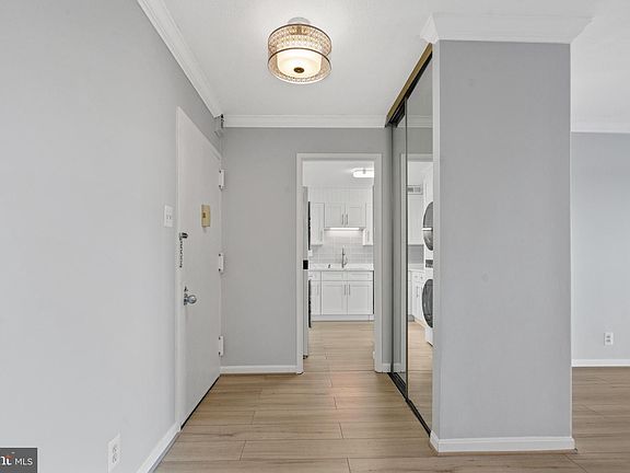 5th image of 309 Yoakum Pkwy APT 1518