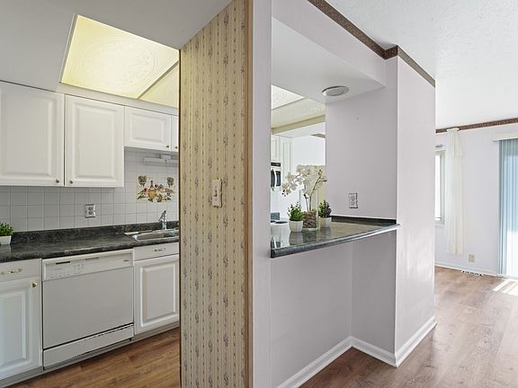 3rd image of 1151 Canterbury Ct APT A