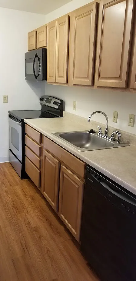 St Regis Apartments — Photo 1