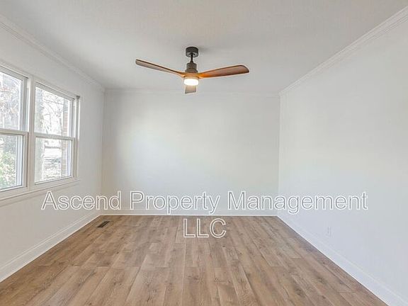 3rd image of 8514 Maplewood Trl