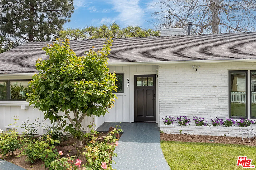 Building Photo - 527 S Bentley Ave