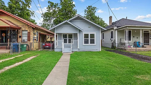 350 Barrett Pl Photo 1
