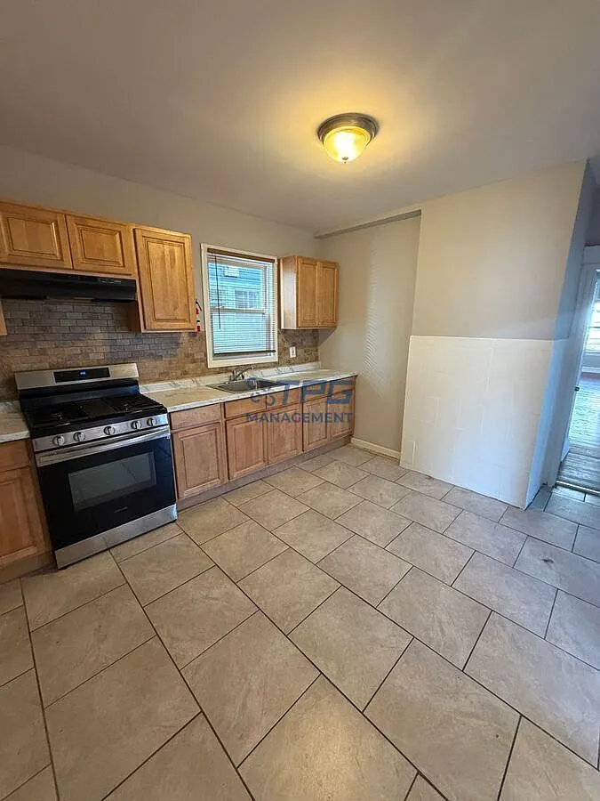 Spacious 3BR in Upper Vailsburg | Private Parking | W/D Hookup | Great Natural Light — Photo 3