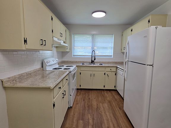 Updated eat-in kitchen