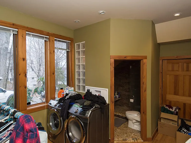 washer/dryer and full bathroom