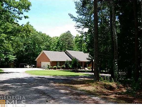 Multiple parking pads for easy parking and turn around!