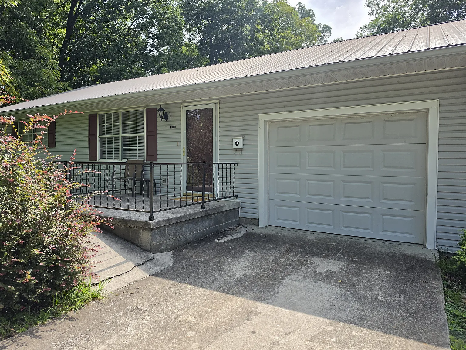 2 bed, $1,100 — Photo 2
