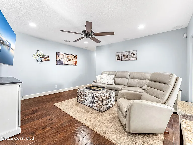 113 Las Palmas — Photo 22