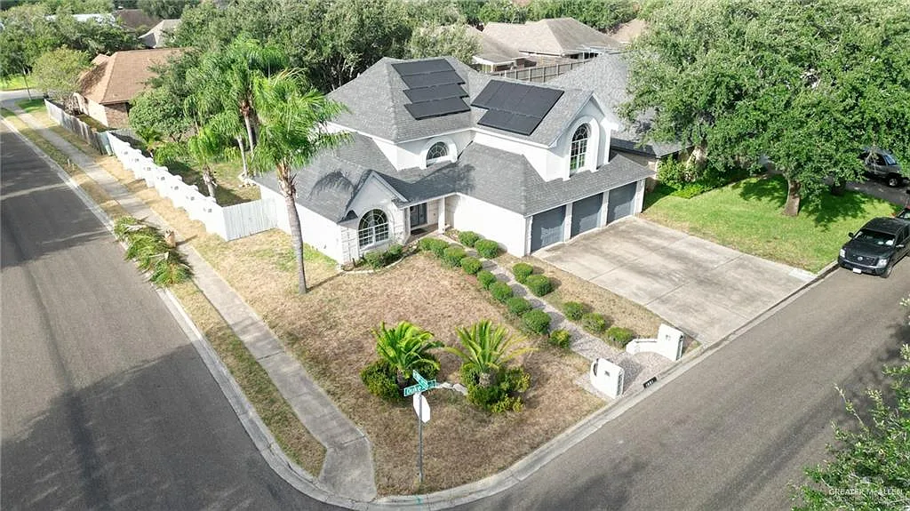 4 bed, 3.0 bath, 2702 sqft, $2,300 — Photo 4