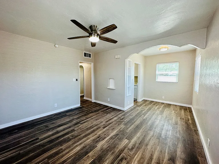 1 Bedrooms Near U of A! Cottage Style Homes with Washer/Dryers and Renovated! — Photo 29