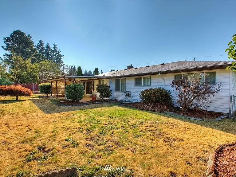 2920 NE 8th Pl — Photo 4
