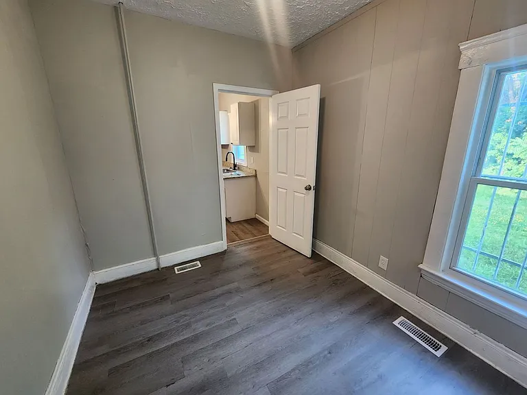 16014 Saranac Rd — Photo 13