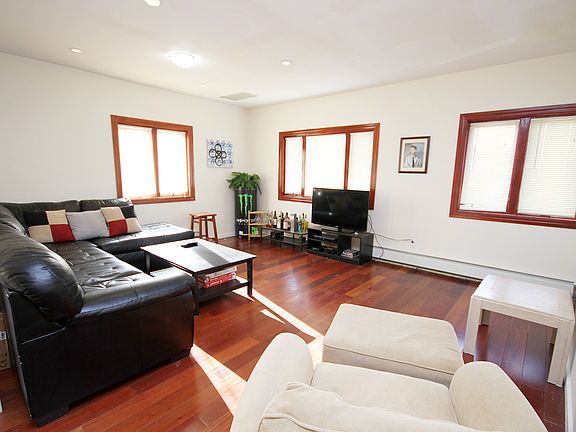 4th image of 20-25 33rd St #2T
