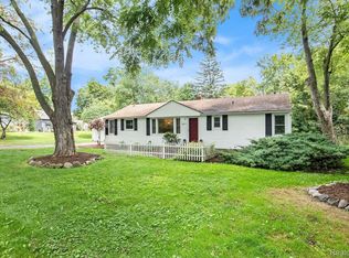 807 S Oak St, Fenton, MI 48430