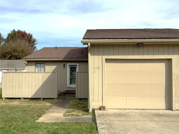 409 57th St #A, Vienna, WV 26105