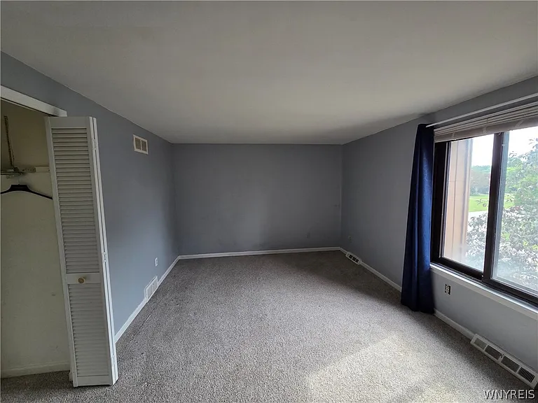 55 Greenwich Dr #4 — Photo 6