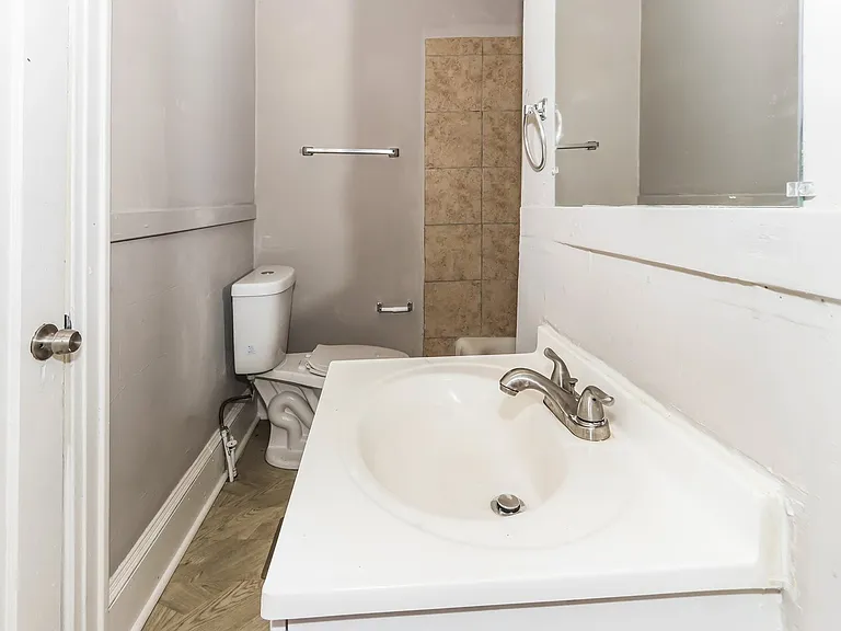 1674637_029_bathroom_13193540.jpg