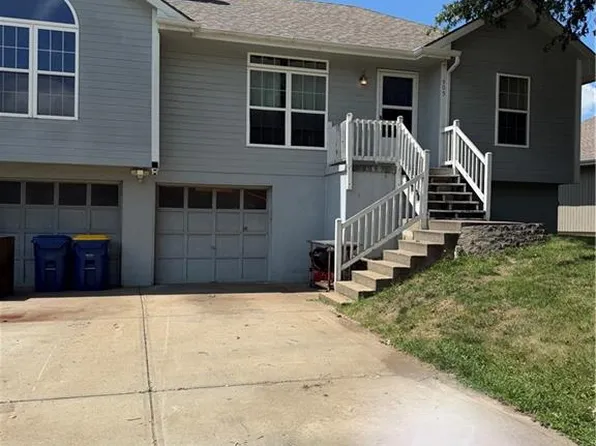 905 Paradise Ln, Smithville, MO 64089