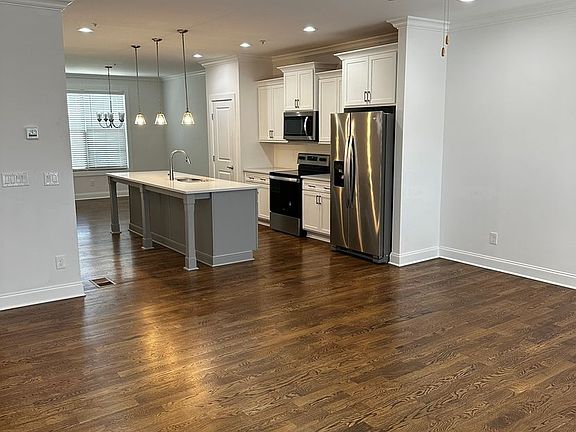 3rd image of 170 Greenbrook North Way