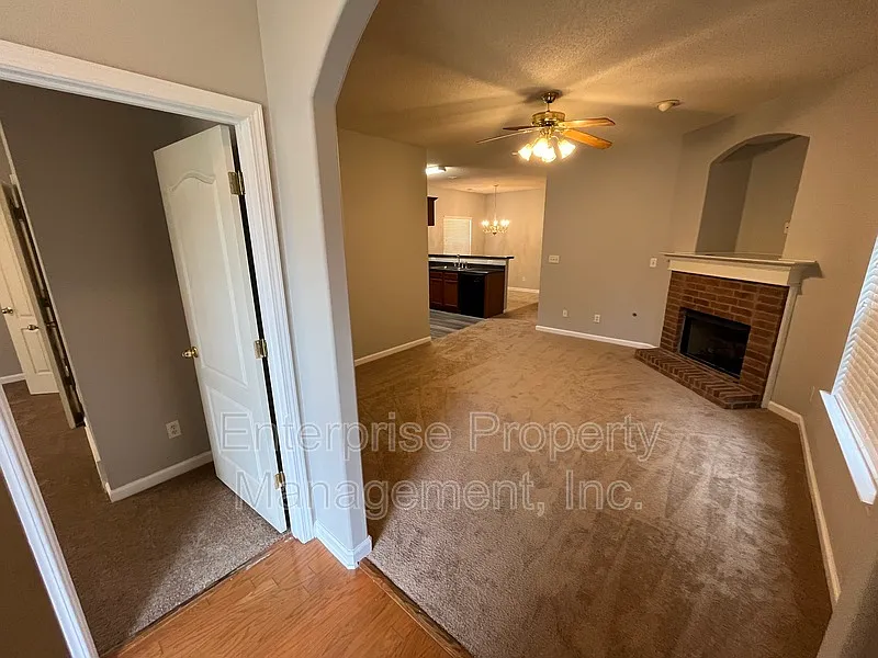 3 bed, 2.0 bath, 1278 sqft, $1,595 — Photo 4