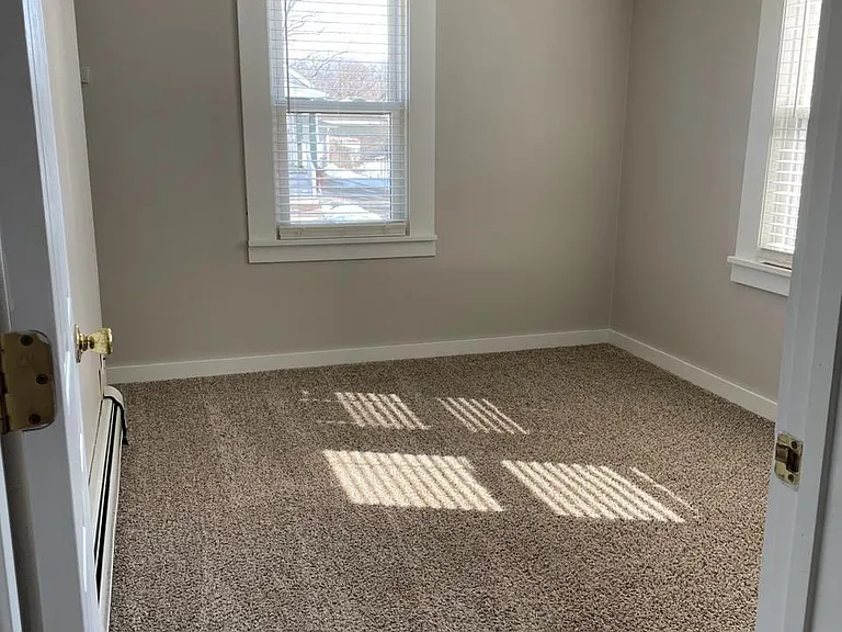 421 Bowen St — Photo 5