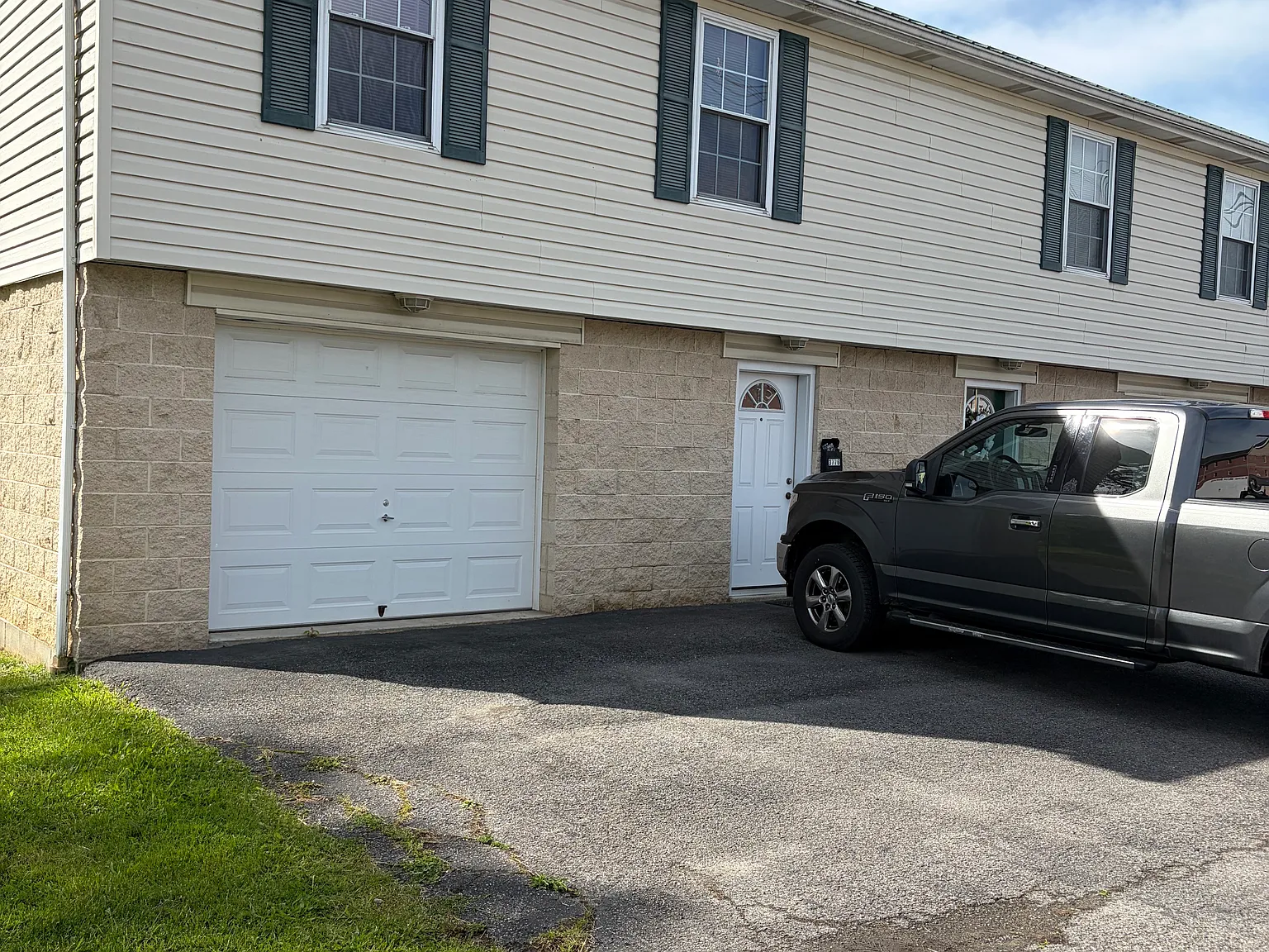 2 bed, 1.5 bath, 1300 sqft, $1,200 — Photo 2