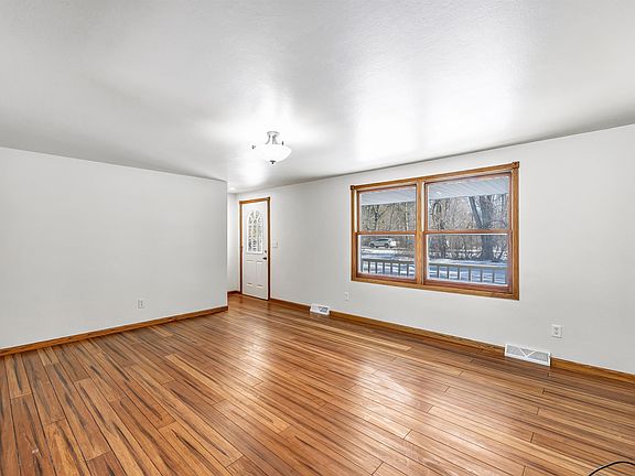 4th image of 2801 Meadow Flower Ln