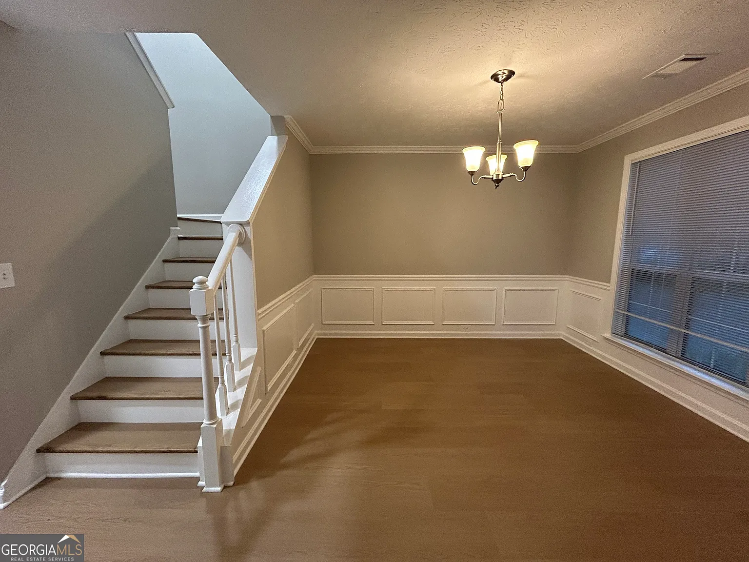 4 bed, 2.5 bath, 1935 sqft, $2,350 — Photo 2