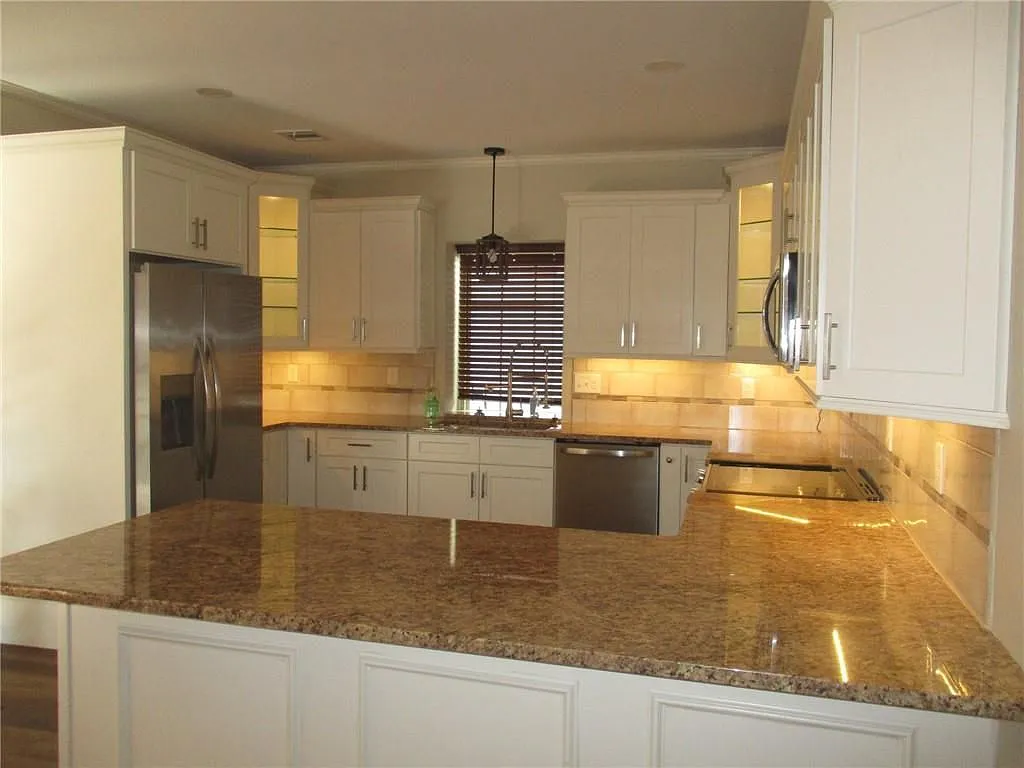 2 bed, 1.0 bath, 1050 sqft, $2,200 — Photo 3