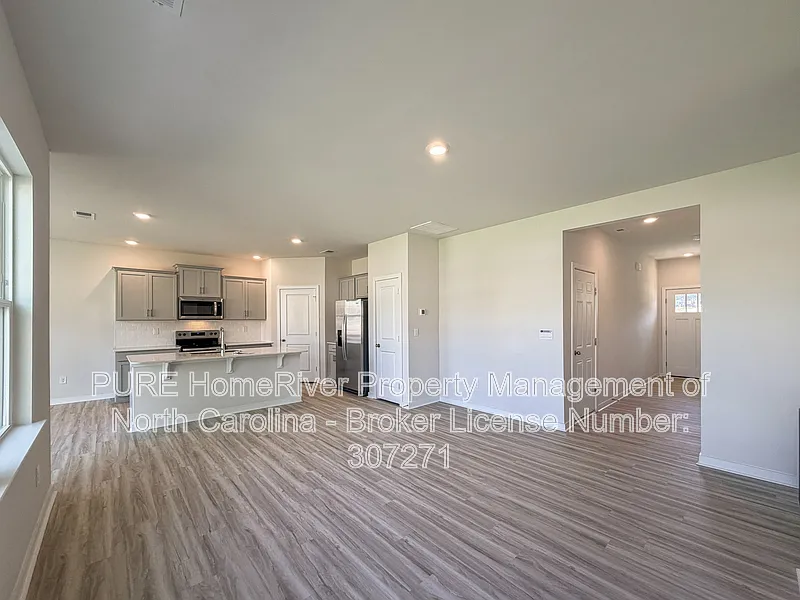 3 bed, 2.5 bath, 1749 sqft, $2,025 — Photo 3