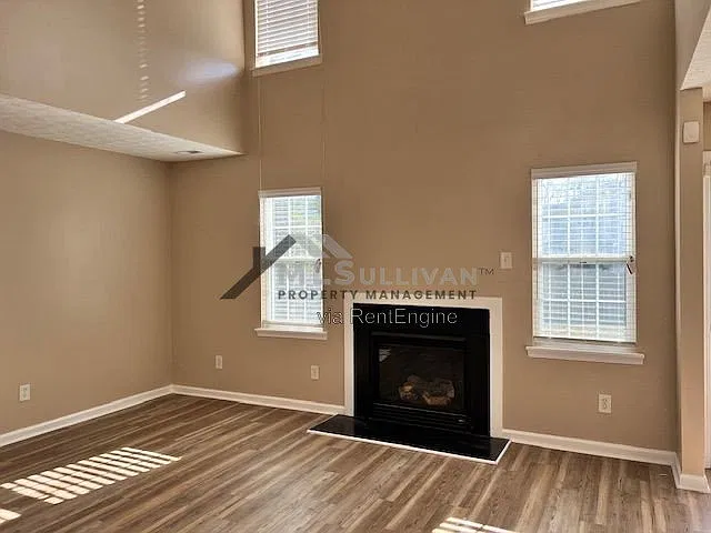 3 bed, 2.5 bath, 2080 sqft, $1,995 — Photo 3