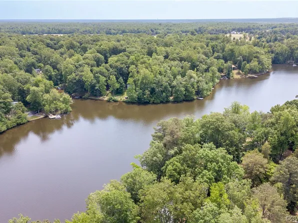 7129 Lakeshore Dr, Quinton, VA 23141