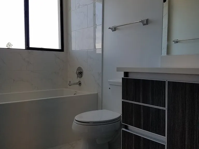 545 N Kenmore Ave — Photo 9